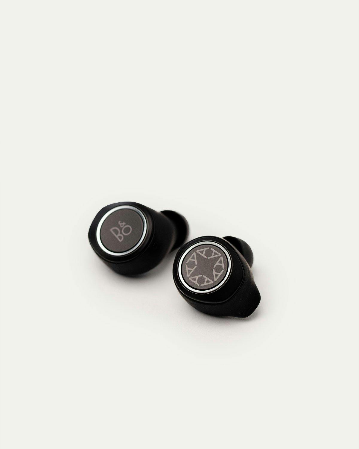 1017 ALYX 9SM x B&O Play - 1017 ALYX 9SM BEOPLAY E8 MOTION - Lifestyle - Black - Image 1