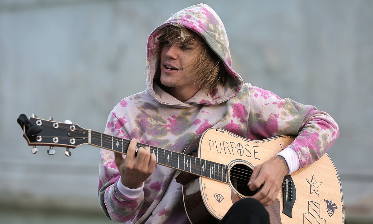 Justin Bieber stops at the Buckingham Palace fountain to play a couple of songs with his guitar for Hailey Baldwin and fans