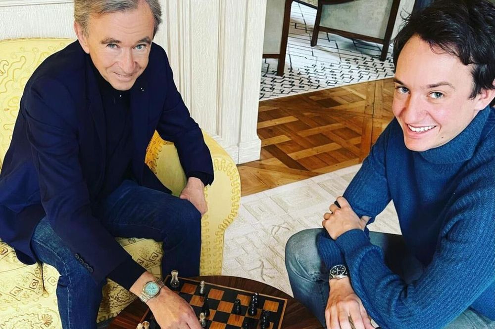 HIDDEN ⓗ on Instagram: Bernard Arnault's 1 of 1 Tiffany & Co Patek  Phillipe 5740 🫖 Bernard Arnault is the owner of LVMH, the company that  owns Tiffany. In 2021 the Tiffany