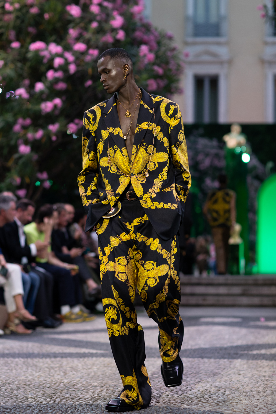 Versace SS18 Menswear  Fashion, Fashion collection, Scarf trends