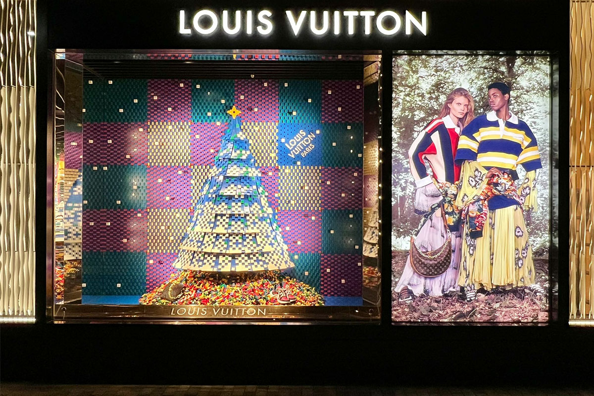 Louis Vuitton and Lego Builders join forces for Christmas shop windows -  Montenapo Daily