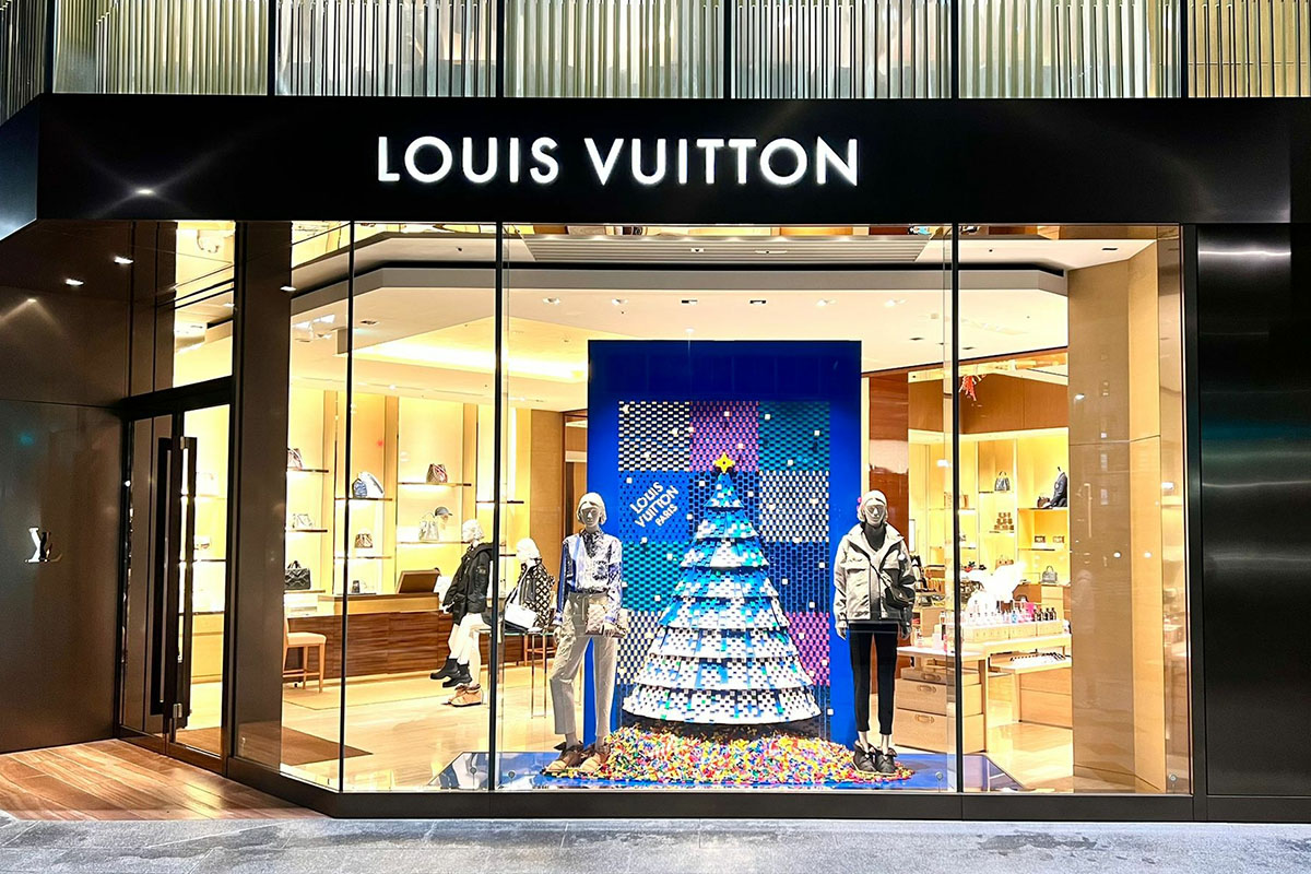 Galleria Dallas - In partnership with the master builders at LEGO, Louis  Vuitton's windows feature snowcapped Christmas trees, Damier patterned  brick-covered backgrounds, and other in-store displays this holiday season.  🌲 These colorful