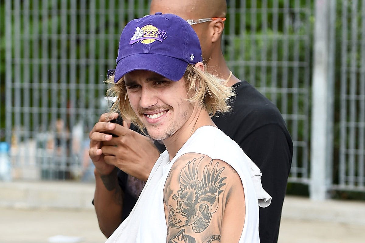 Justin Bieber in purple Lakers hat