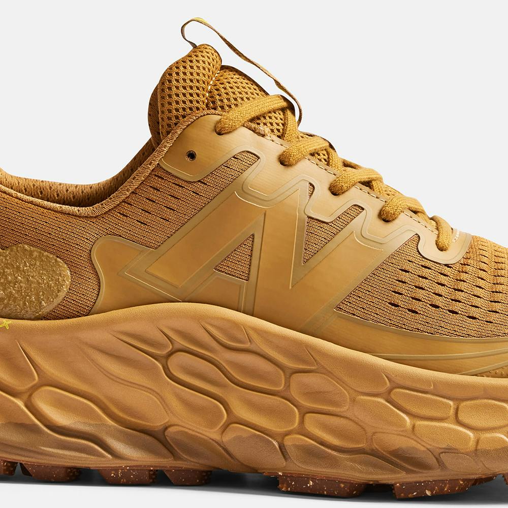 New balance 16 hot sale black and gold