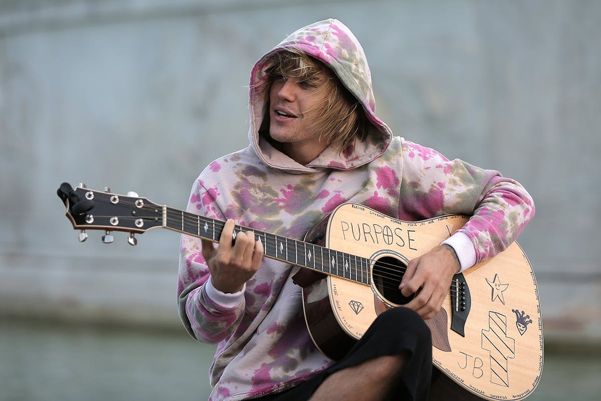 Justin Bieber stops at the Buckingham Palace fountain to play a couple of songs with his guitar for Hailey Baldwin and fans