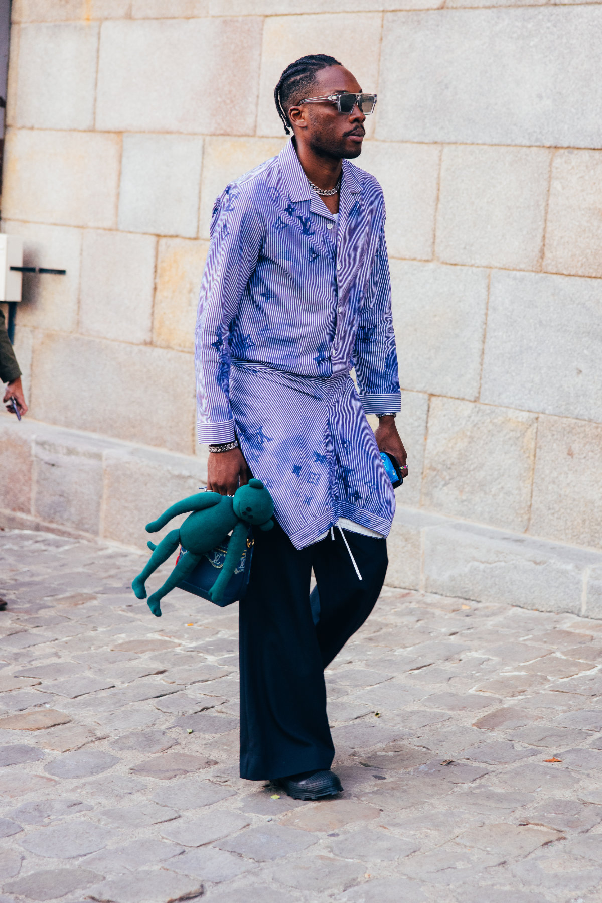 Street style châle Louis Vuitton & chapeau