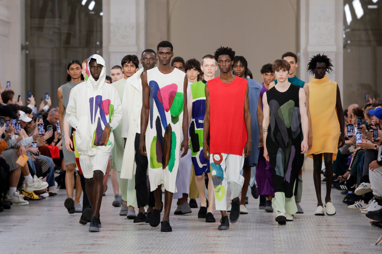 Homme Plissé Issey Miyake Men's Spring 2024 Lineup Played With Pleats – WWD