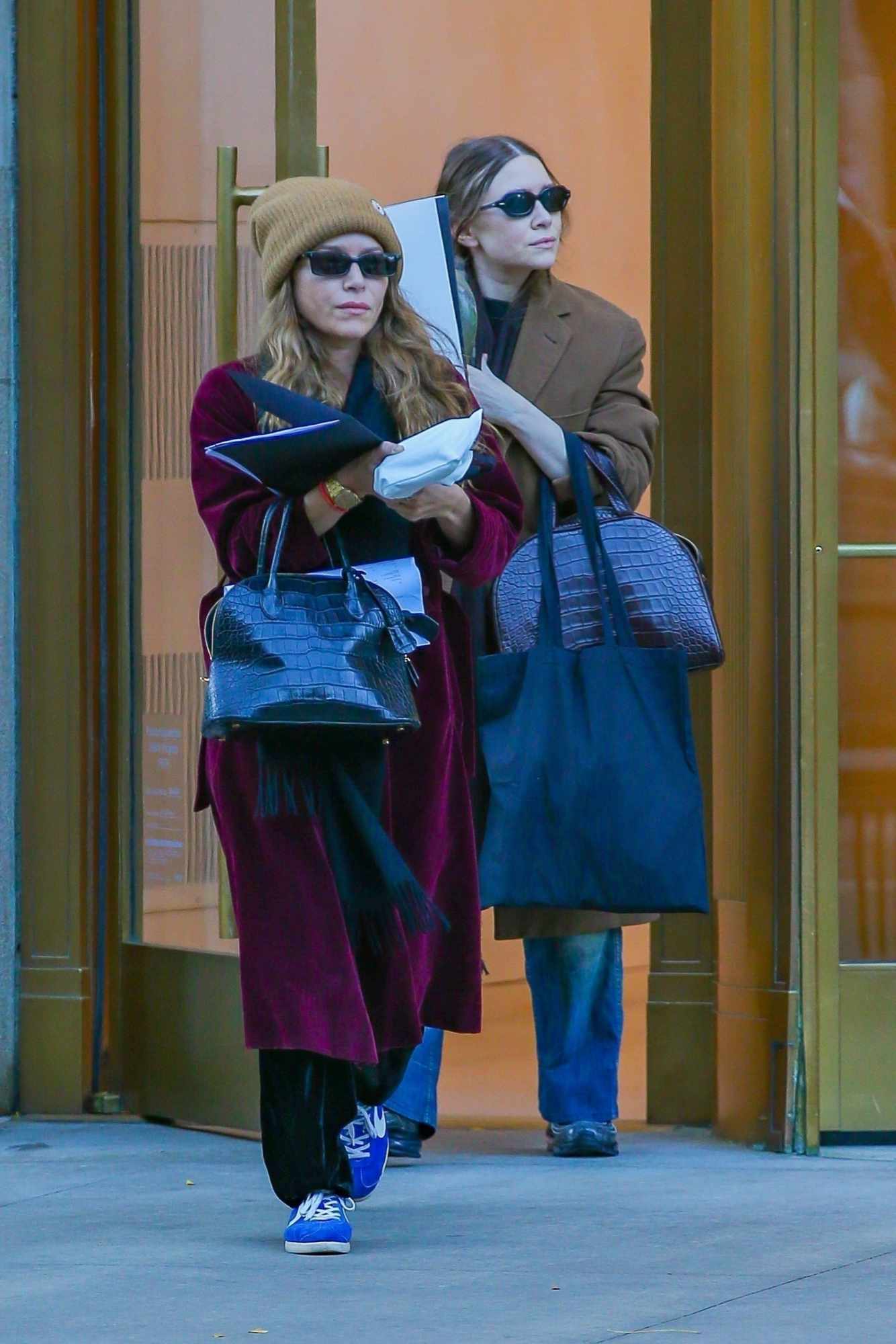 Mary-Kate and Ashley Olsen's Best It Bag Street Style | Vogue