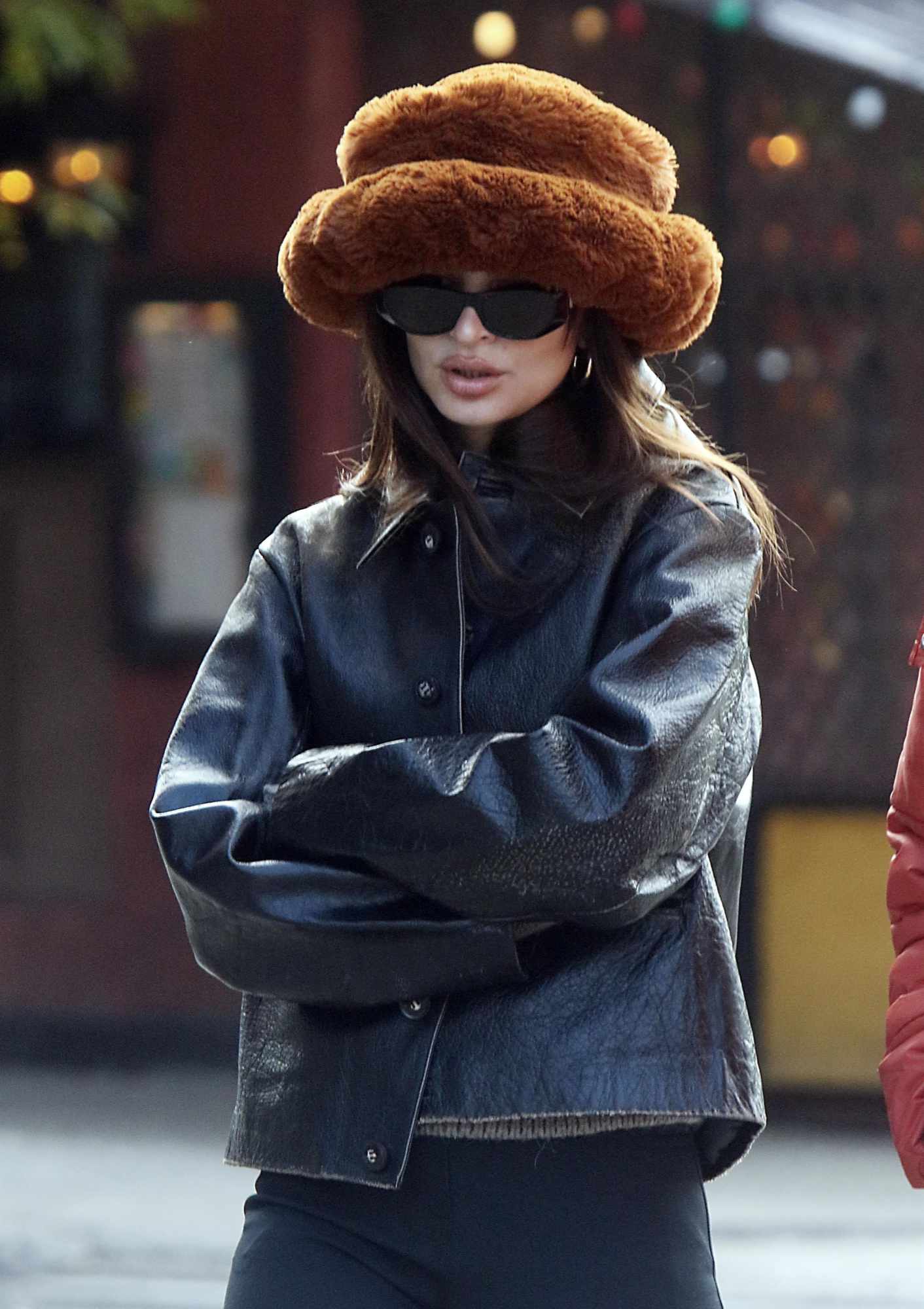 Emily Ratajkowsk's Giant Hat Is the First Sign of Winter