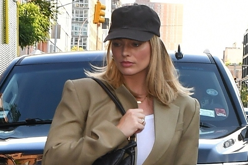 margot robbie new balance sneakers outfit