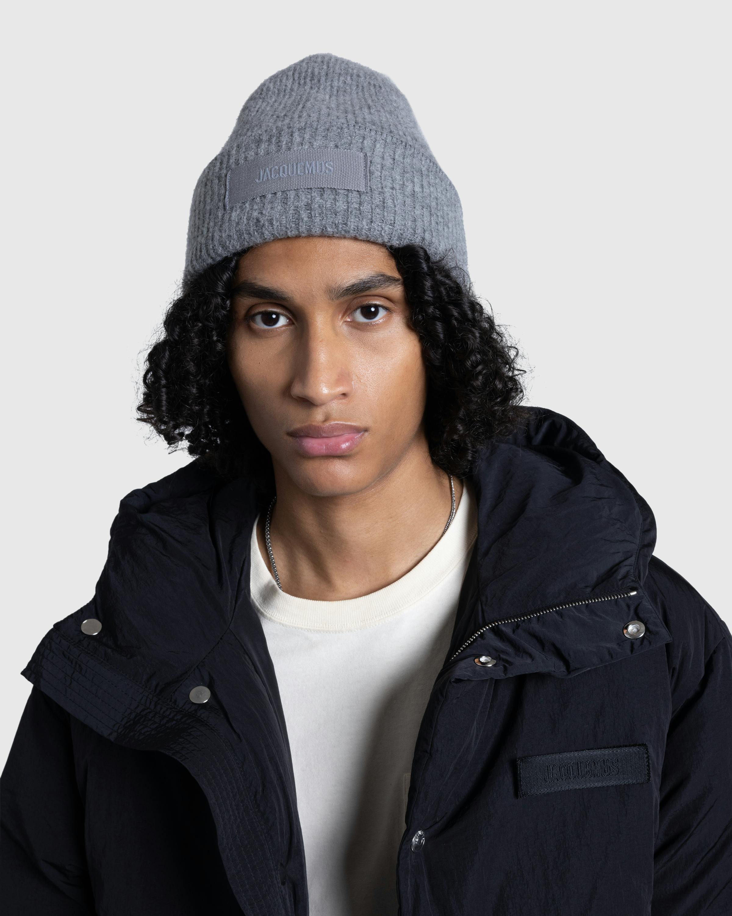 JACQUEMUS – Le Bonnet Grosgrain Dark Grey - Beanies - Grey - Image 2