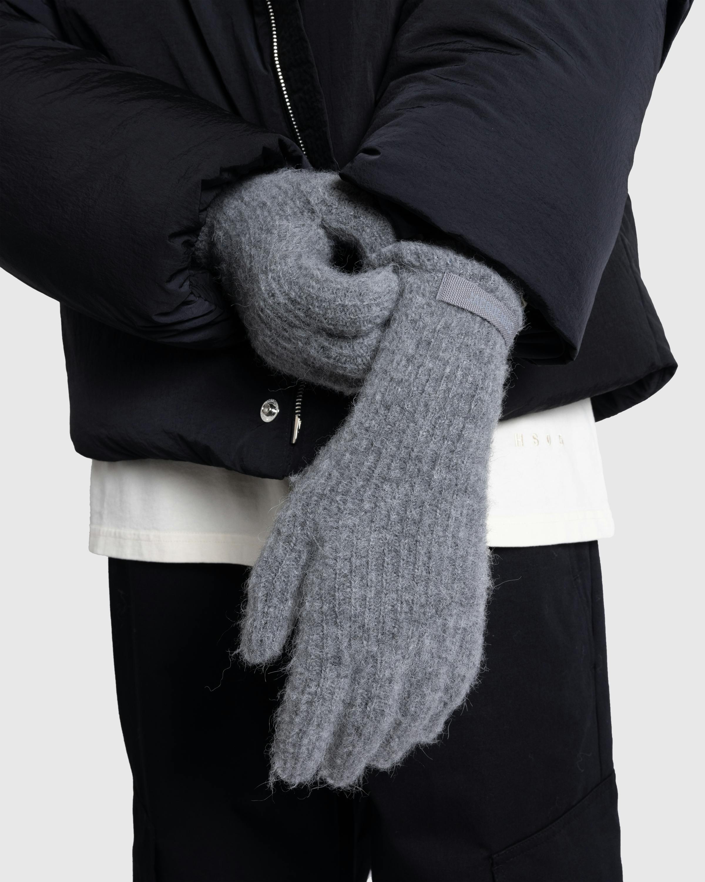 JACQUEMUS – Les Gants Grosgrain Dark Grey - 5-Finger - Grey - Image 2