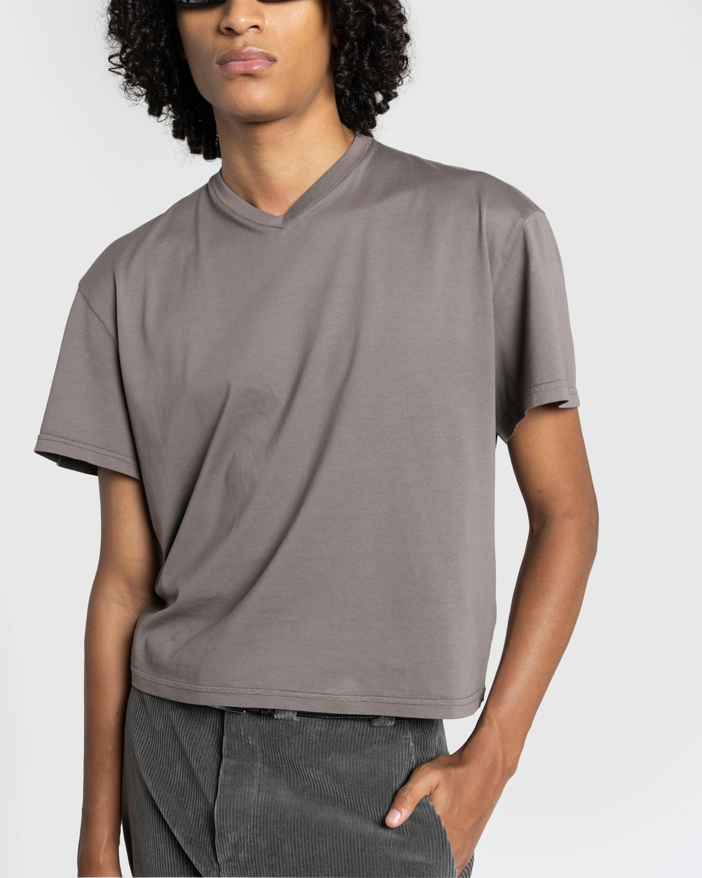 Rier – Jersey Cotton V-Neck T-Shirt Castlerock Brown - Shortsleeve Shirts - Brown - Image 4