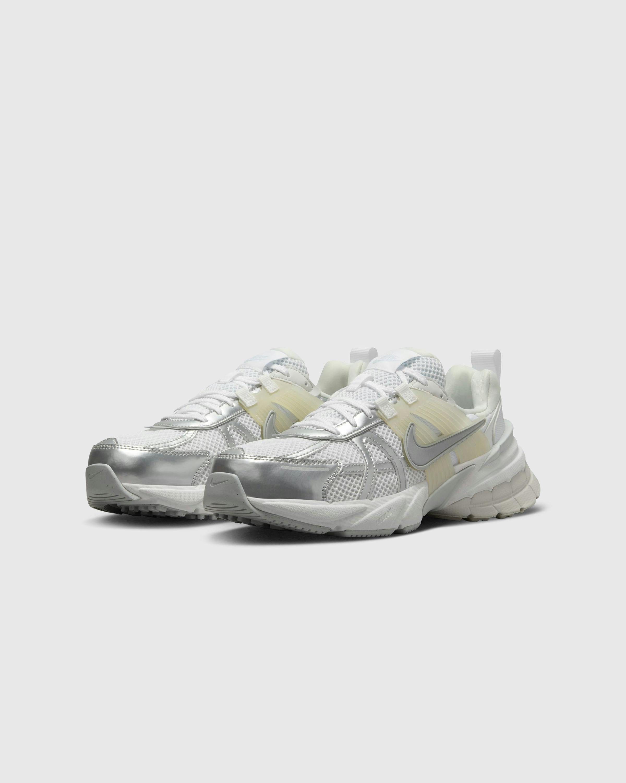 Nike – V2K Run White/Metallic Silver-Platinum Tint - Low Top Sneakers - White - Image 3