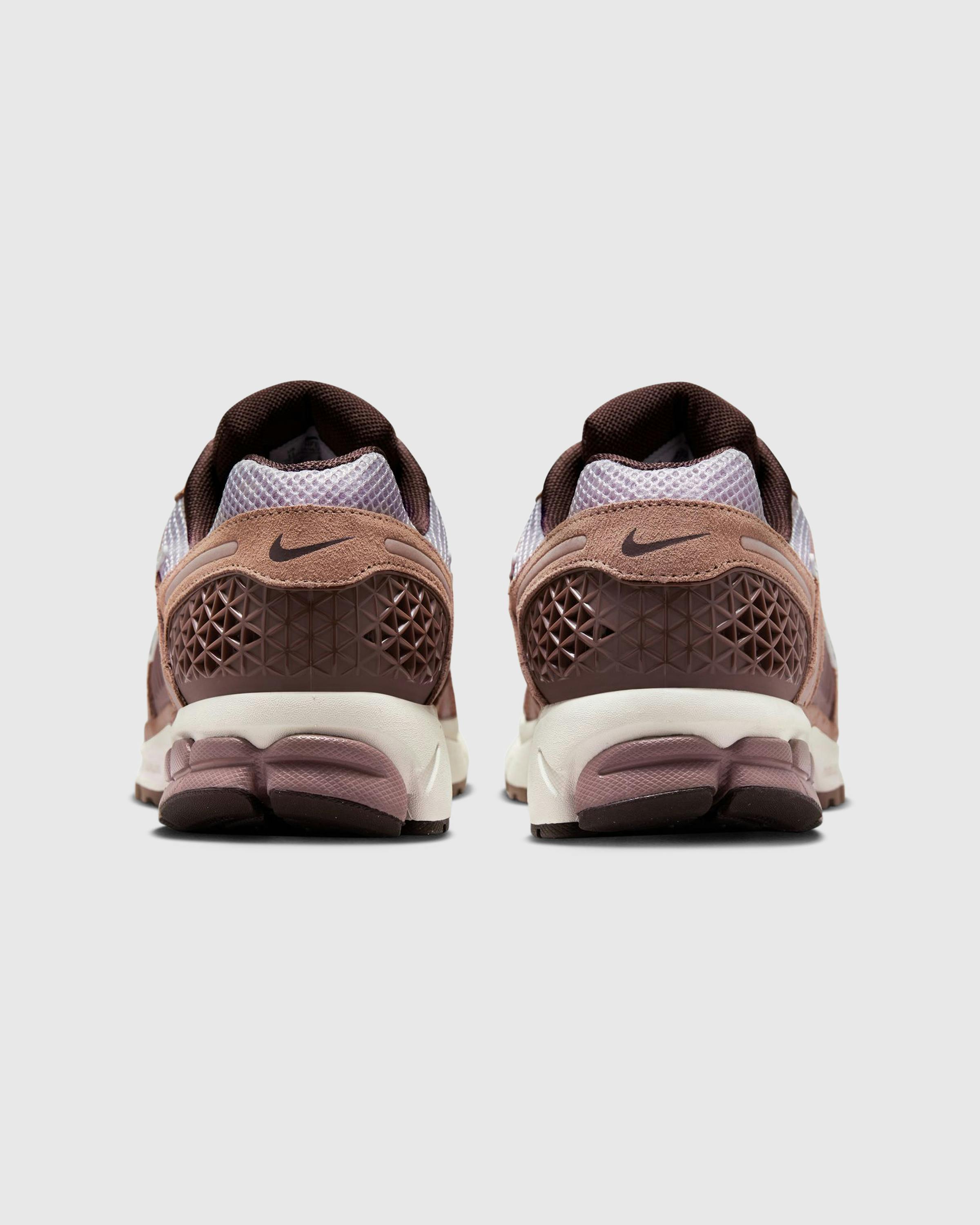 Nike – Zoom Vomero 5 Dusted Clay/Earth-Platinum Violet - Low Top Sneakers - Brown - Image 5