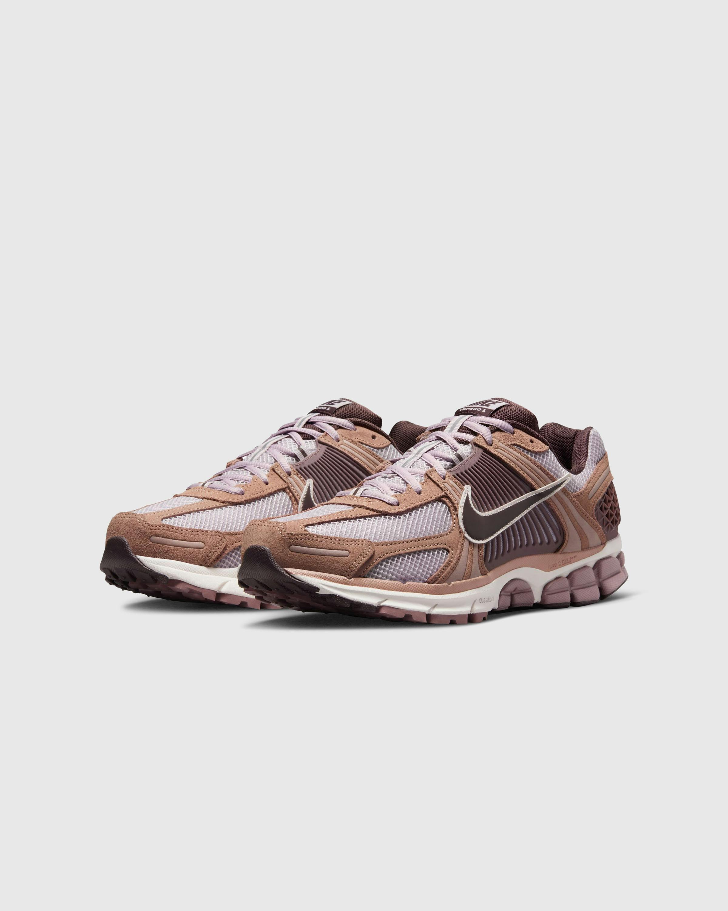 Nike – Zoom Vomero 5 Dusted Clay/Earth-Platinum Violet - High Top Sneakers - Brown - Image 3