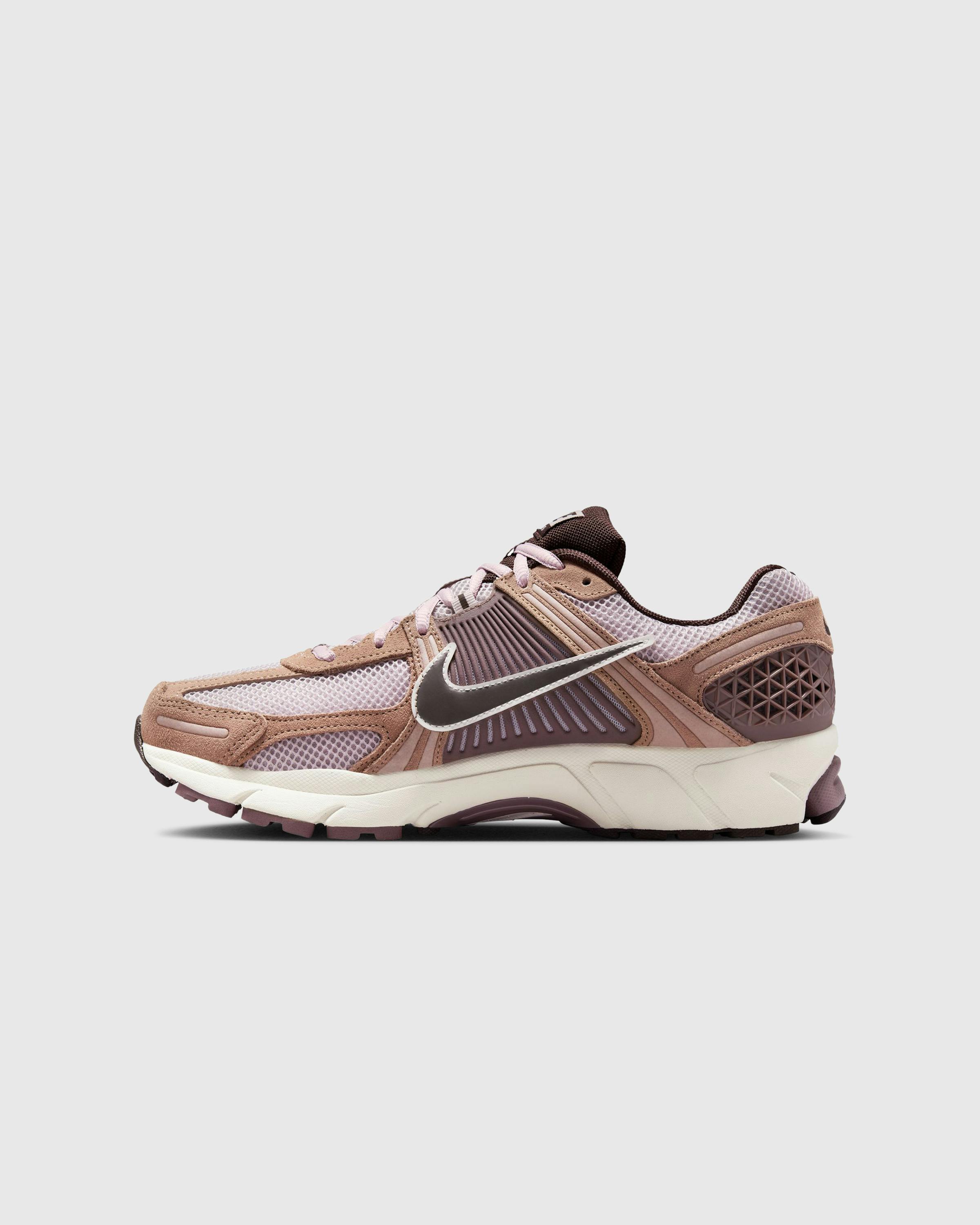 Nike – Zoom Vomero 5 Dusted Clay/Earth-Platinum Violet - Low Top Sneakers - Brown - Image 2