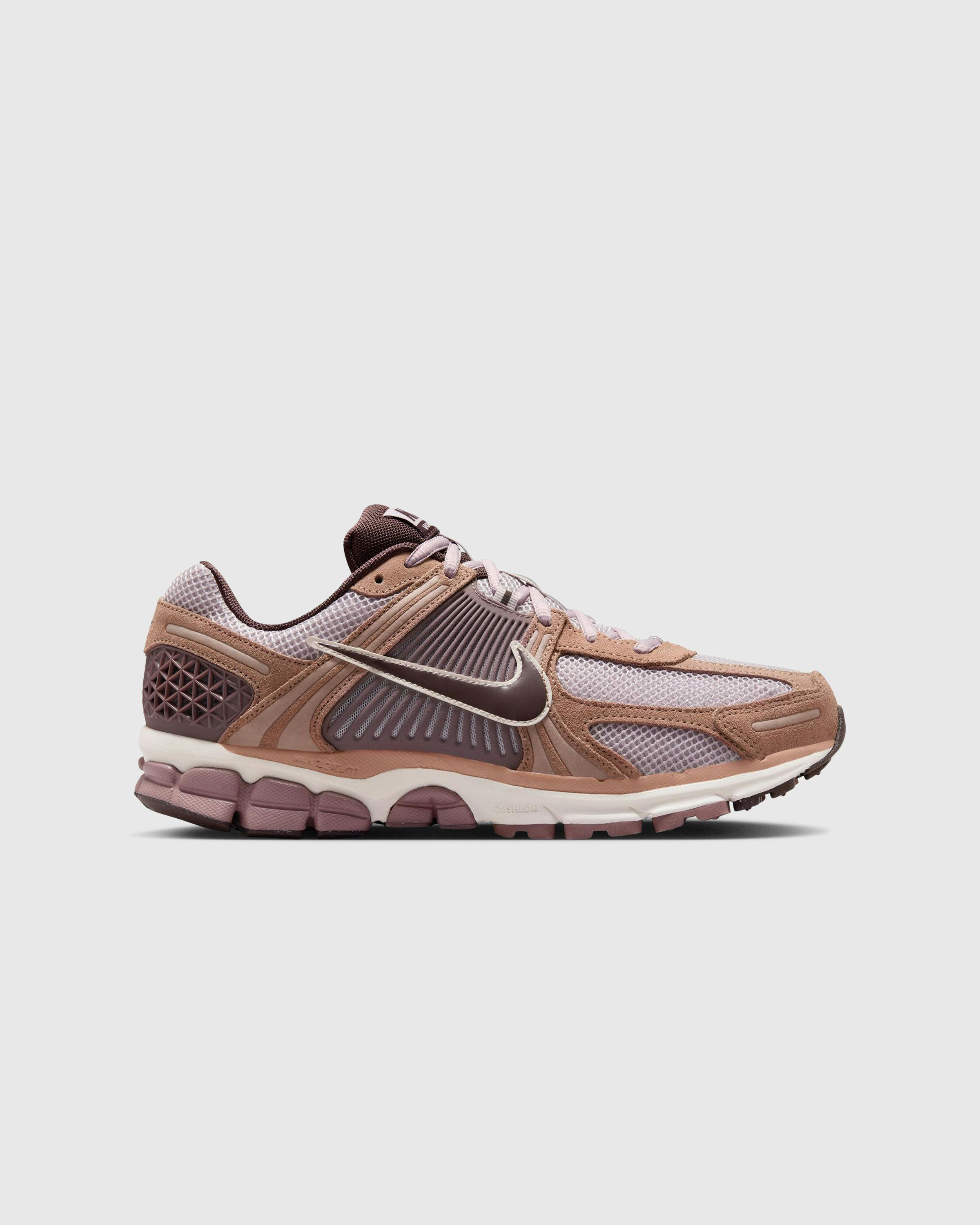 Nike – Zoom Vomero 5 Dusted Clay/Earth-Platinum Violet - Low Top Sneakers - Brown - Image 1