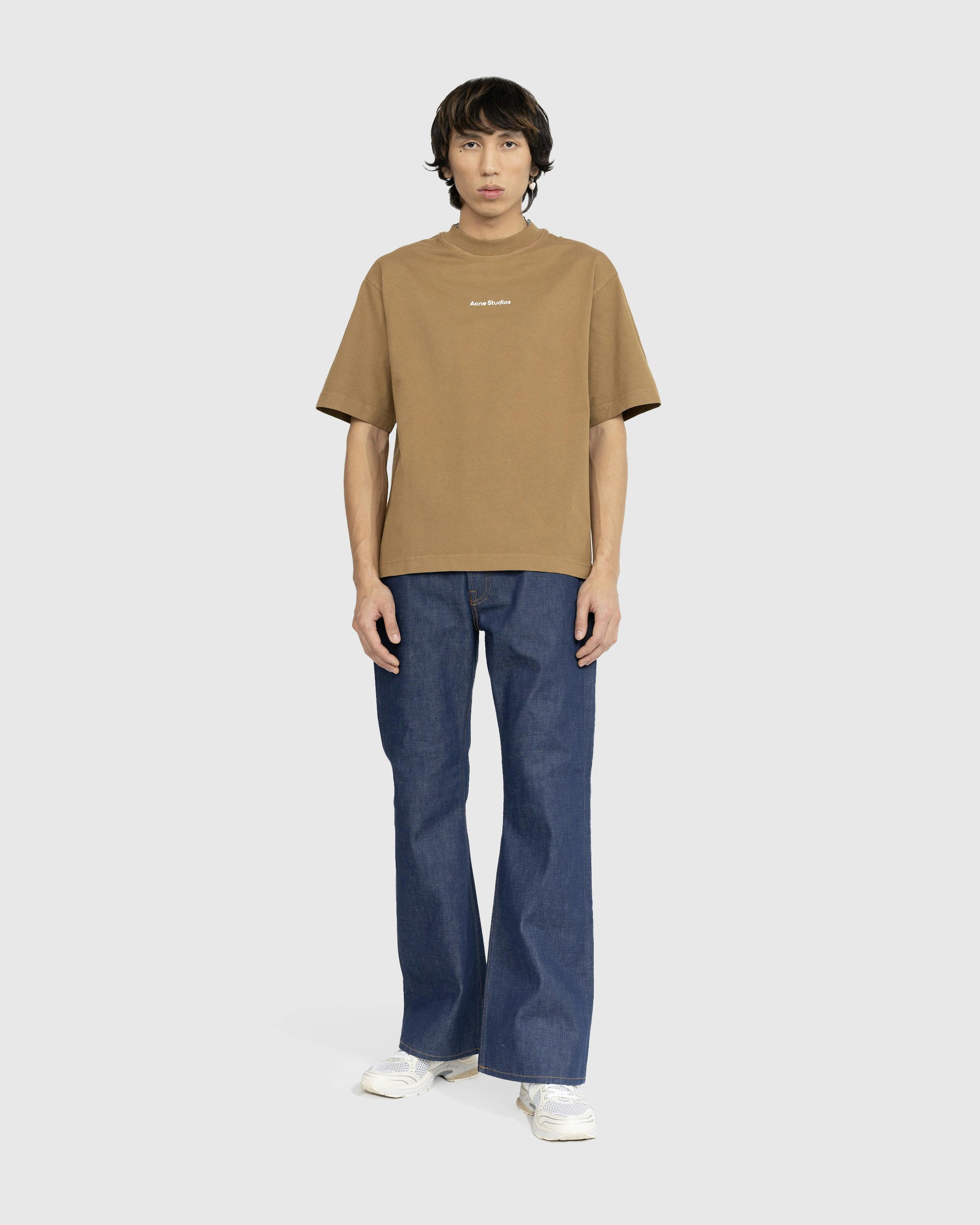 Acne Studios – Logo T-Shirt Mud Beige - T-Shirts - Pink - Image 4