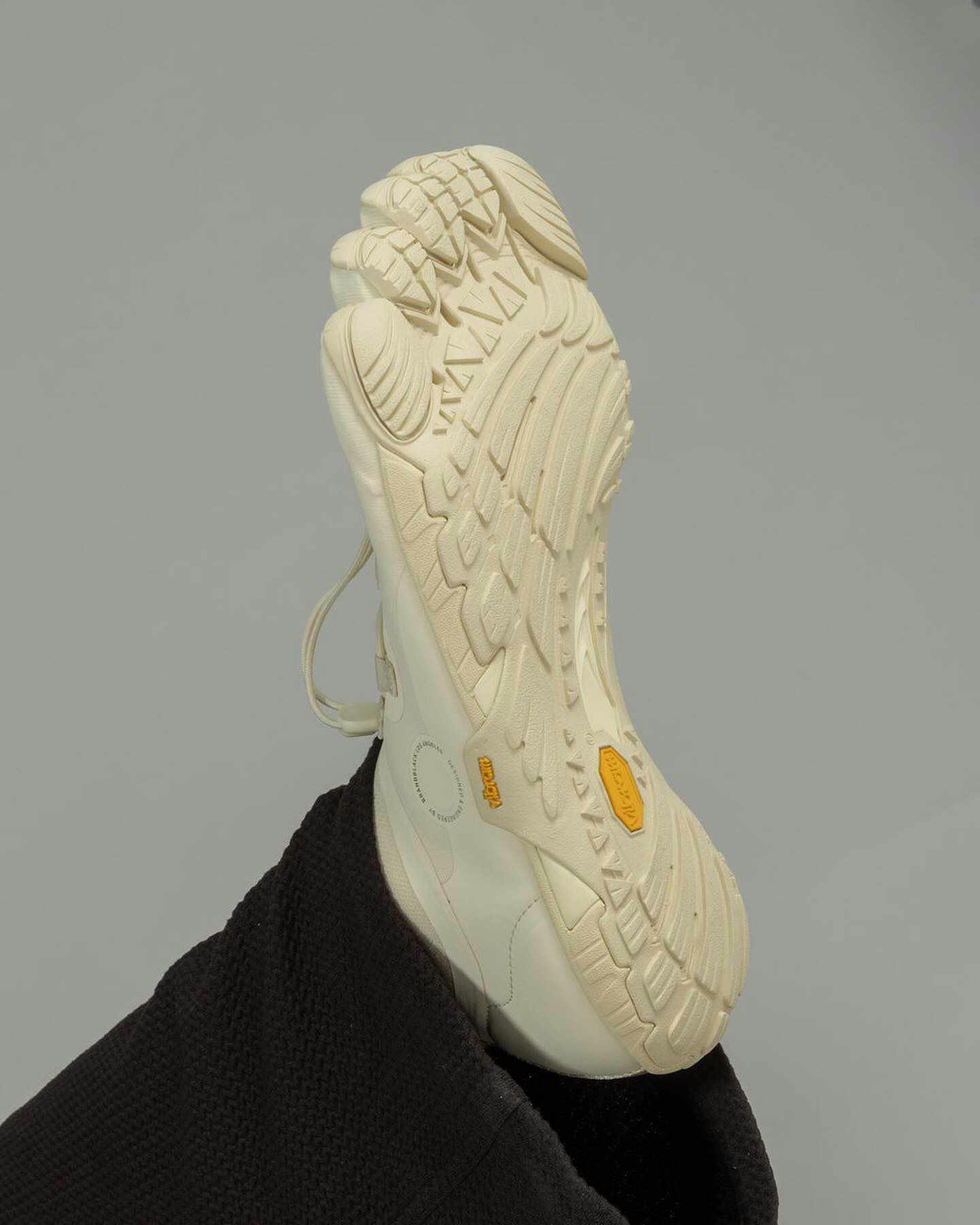 brandblack vibram five fingers toe shoes in beige