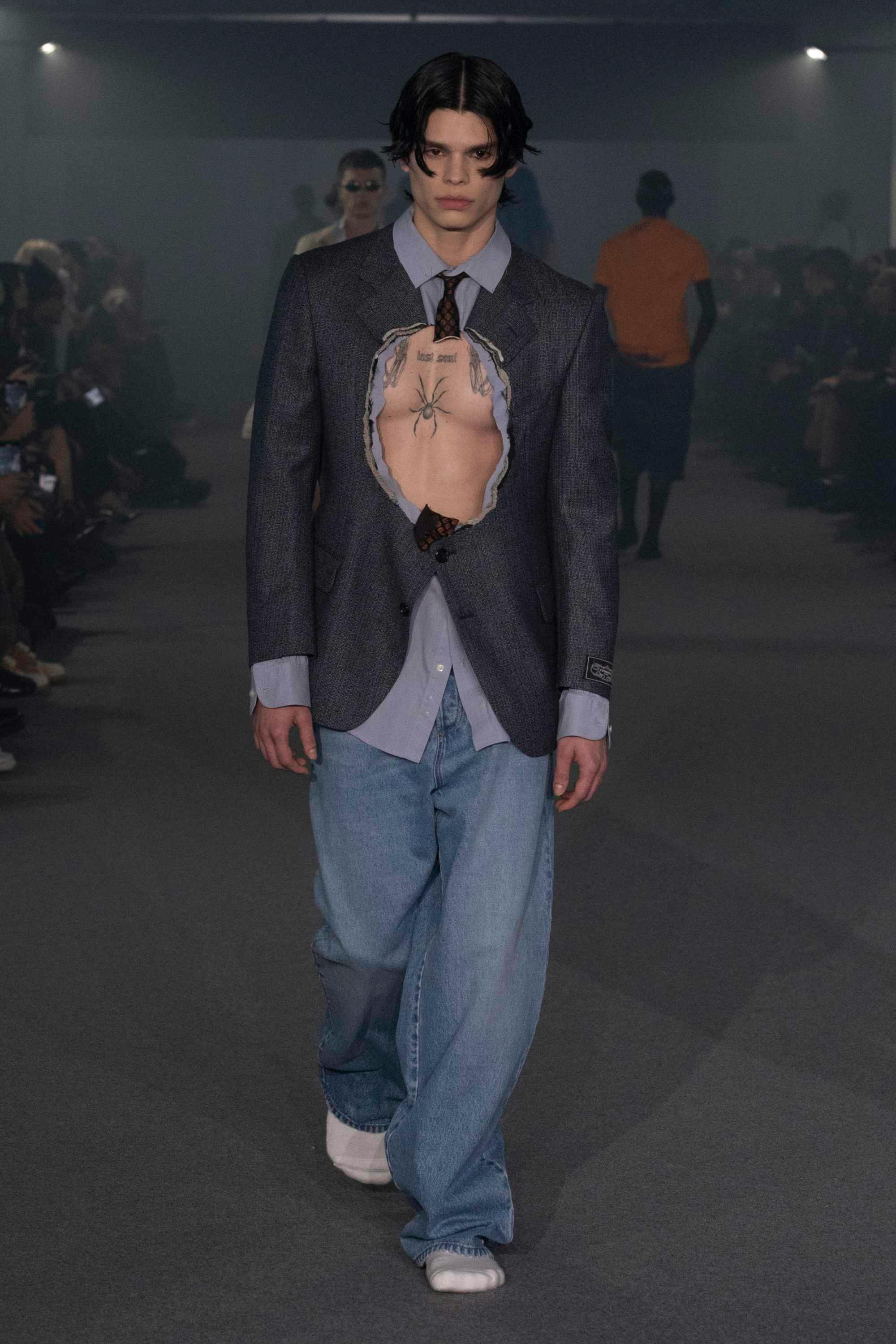 vetements ss25 runway show