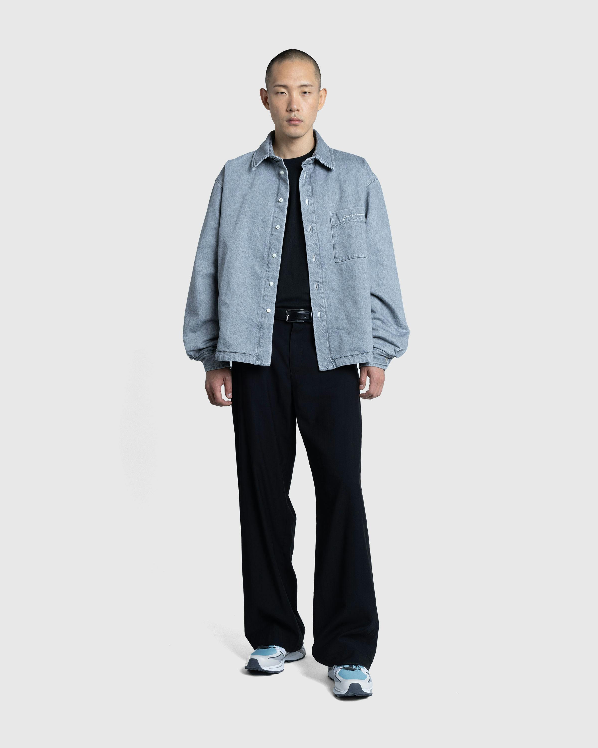 JACQUEMUS – La Chemise Boulanger Grey/Off-White - Denim Shirts - Grey - Image 3