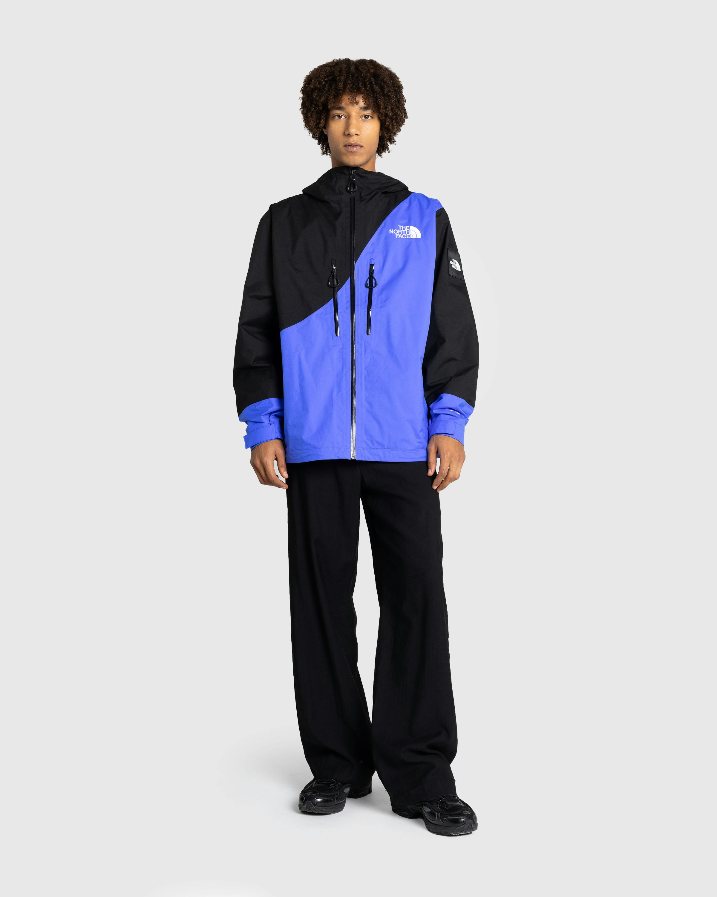 The North Face – M TNF x Yinka Ilori 2L Rain Shell Jacket TNF Black/Solar Blue - Windbreakers - Blue - Image 3