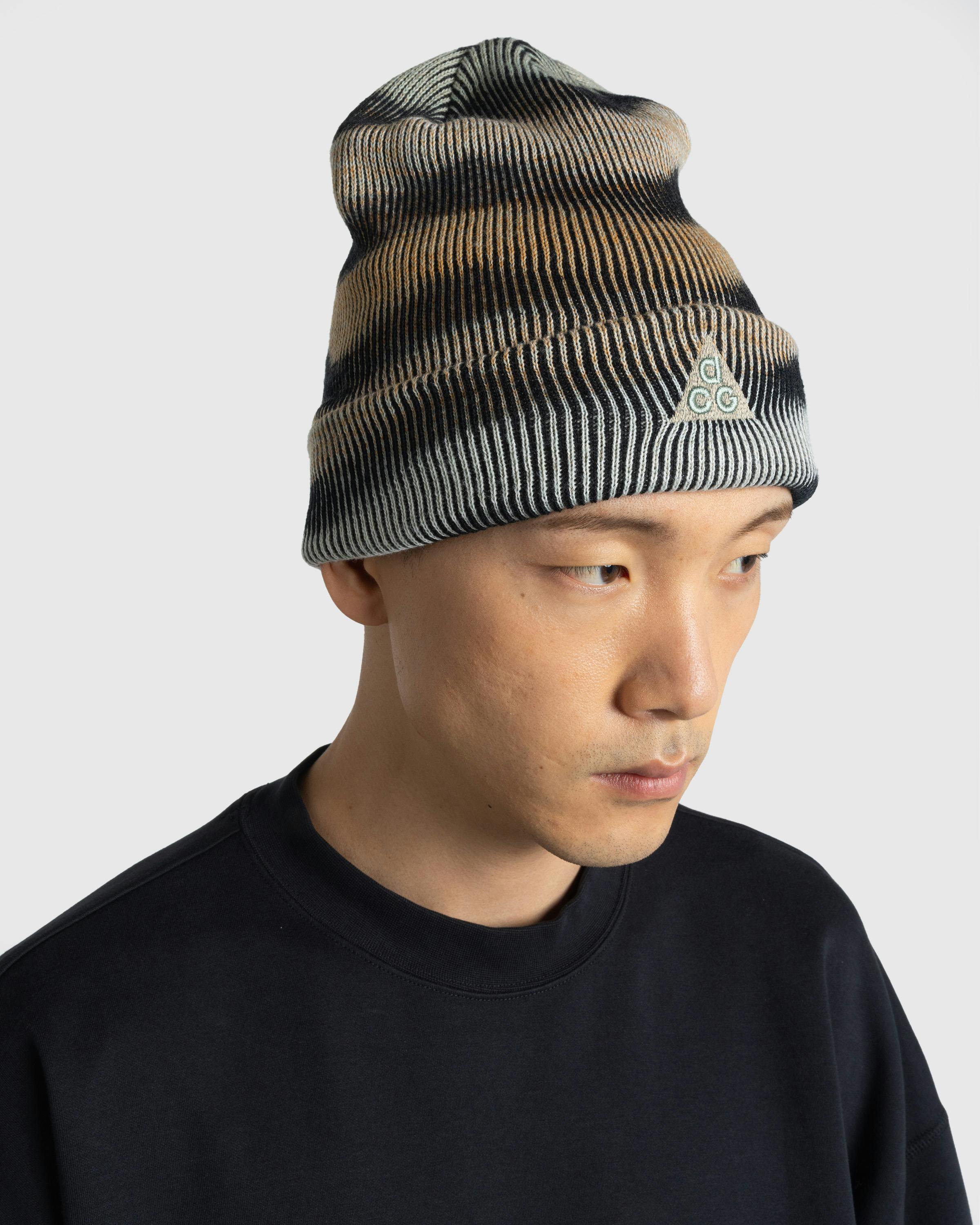 Nike – Peak Beanie Flax/Guava Ice/Jade Horizon - Beanies - Grey - Image 2