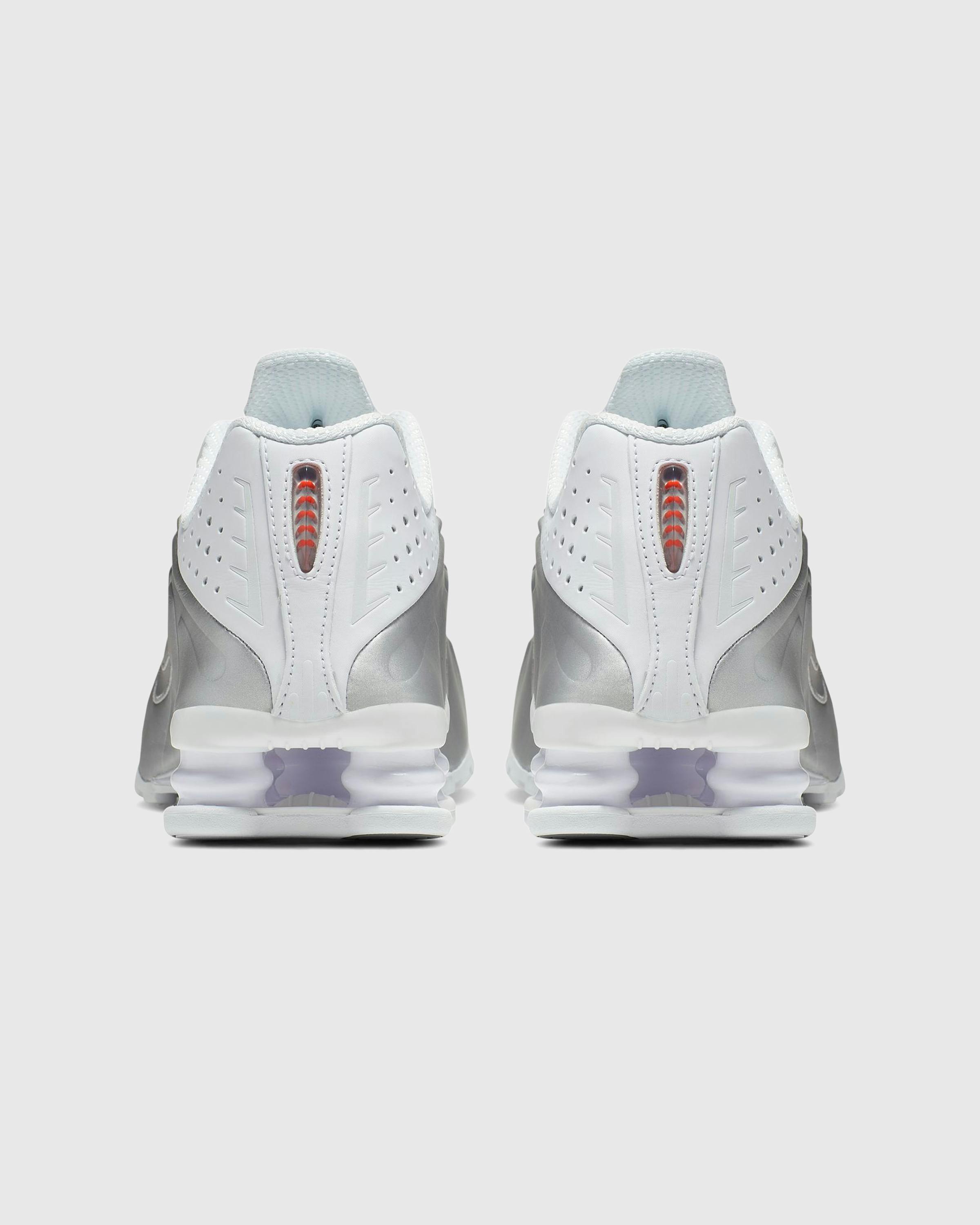 Nike – Shox R4 White/White-Metallic Silver-Max Orange - Low Top Sneakers - White - Image 4