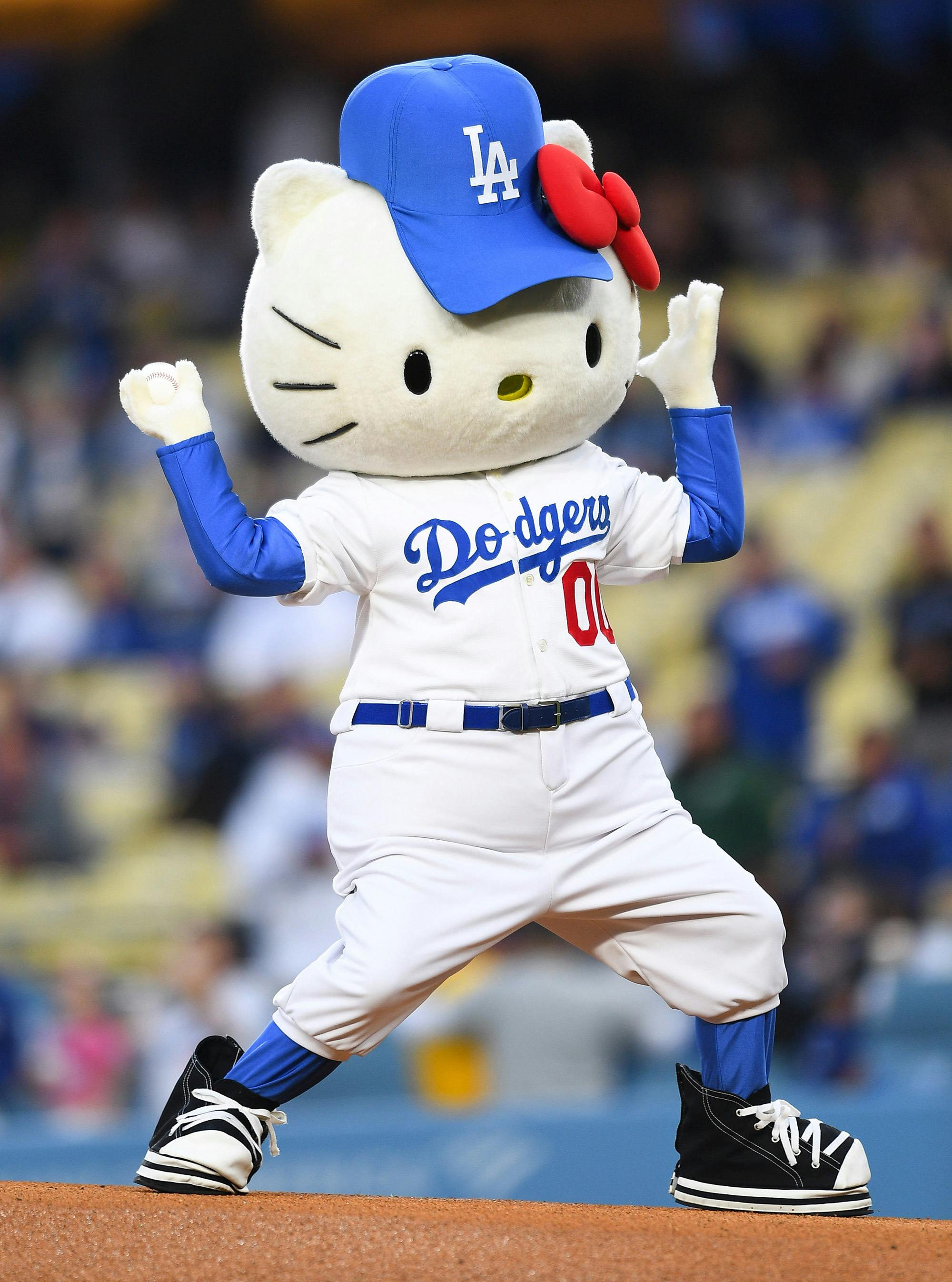 Hello Kitty throwing out the first pitch for a 2023 NY Mets and LA Dodgers game.