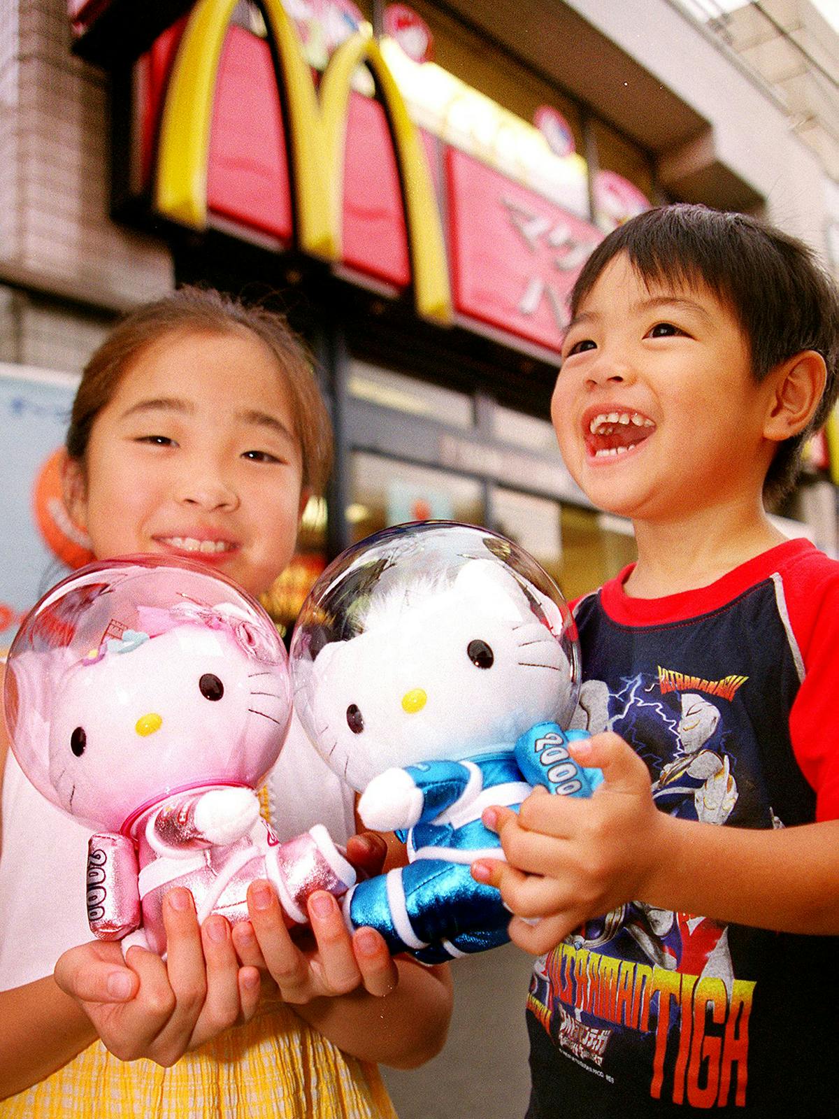 Plush toys of Hello Kitty and boyfriend Dear Daniel sold by McDonald’s Japan in 2000.