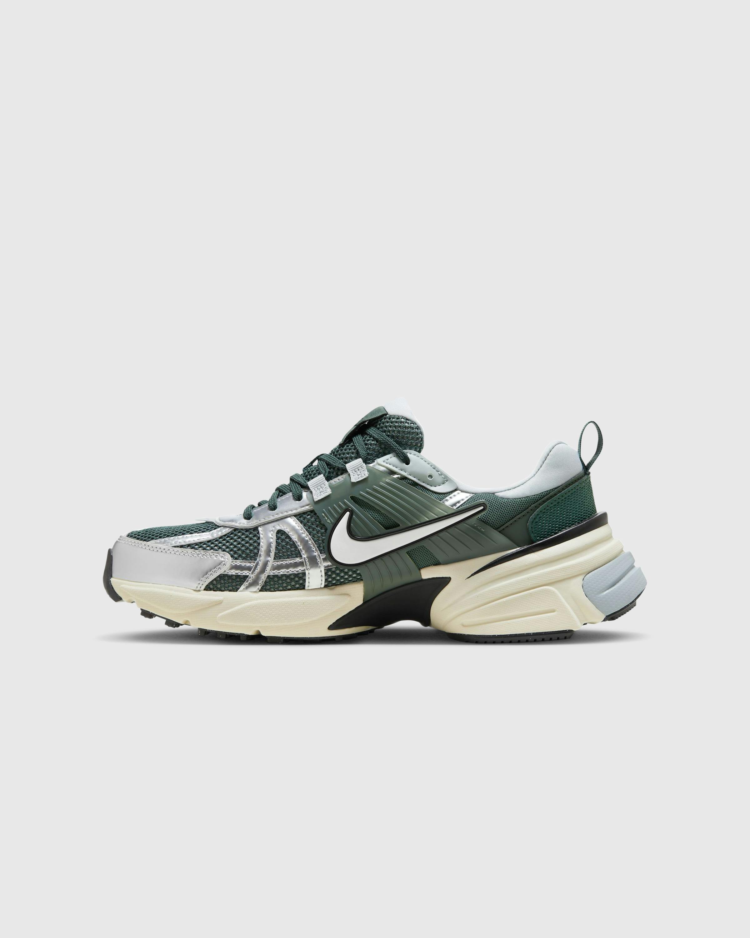 Nike – V2K Run Vintage Green - Low Top Sneakers - Green - Image 2