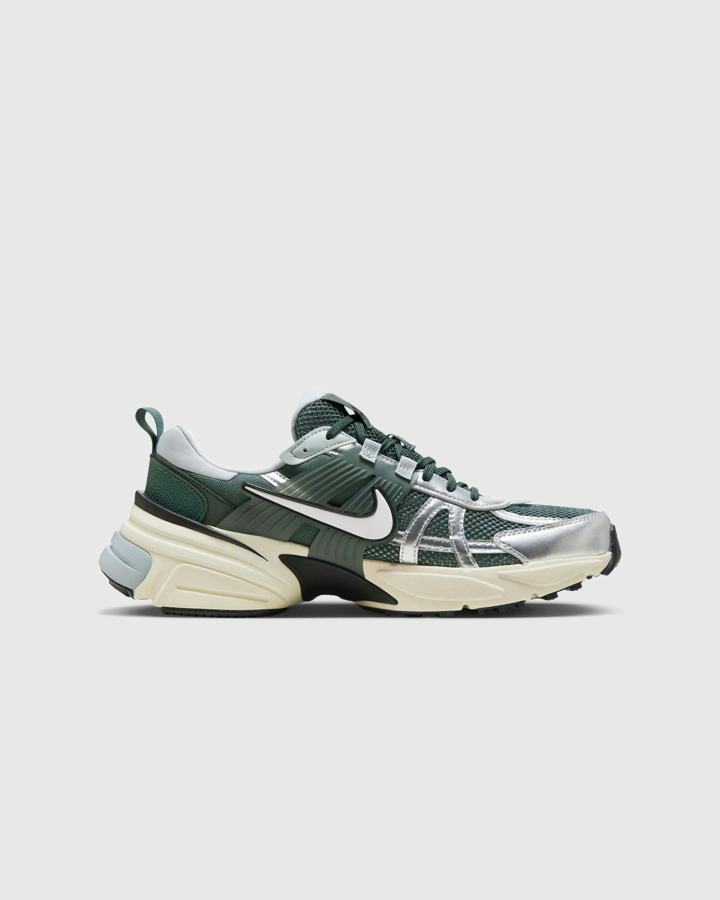 Nike – V2K Run Vintage Green - Low Top Sneakers - Green - Image 1