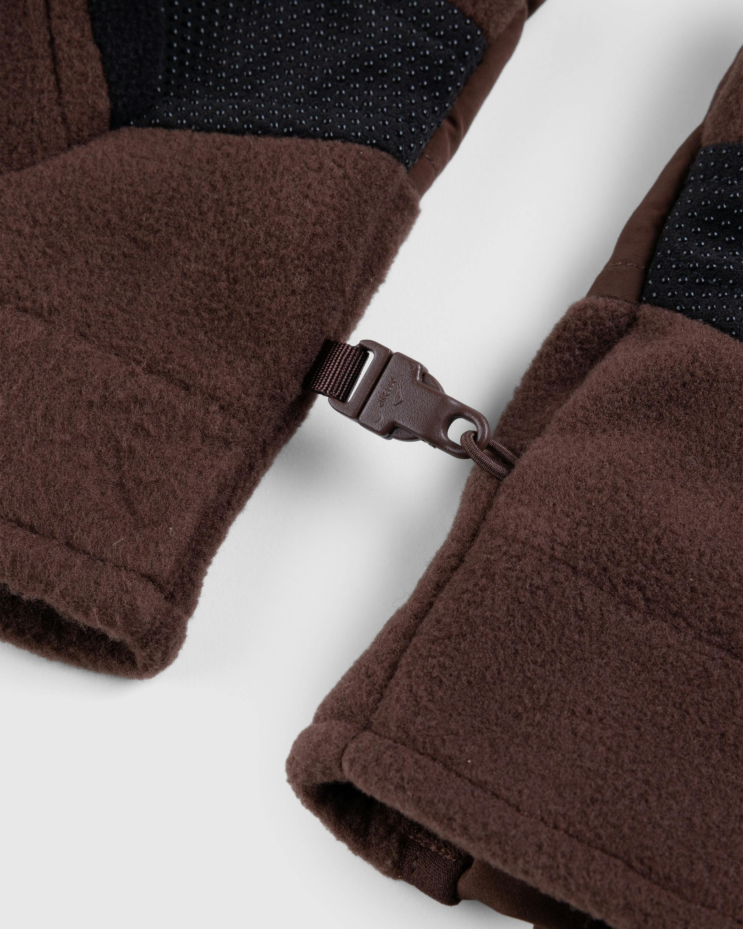 The North Face x SKIMS – Retro Denali Fleece Glove - 5 Finger - Brown - Image 5