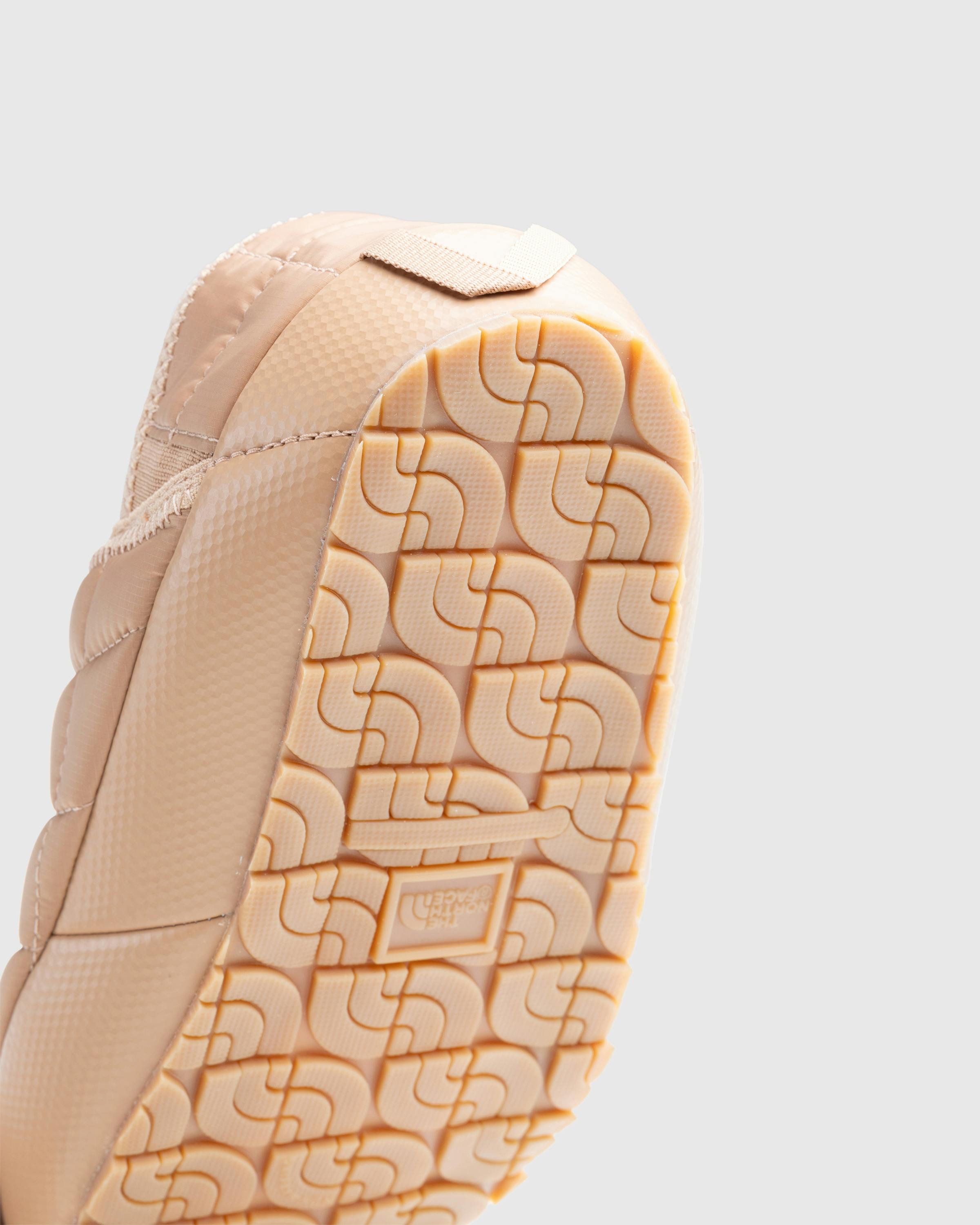 The North Face x SKIMS – ThermoBall Traction Mule V - Mules - Beige - Image 3