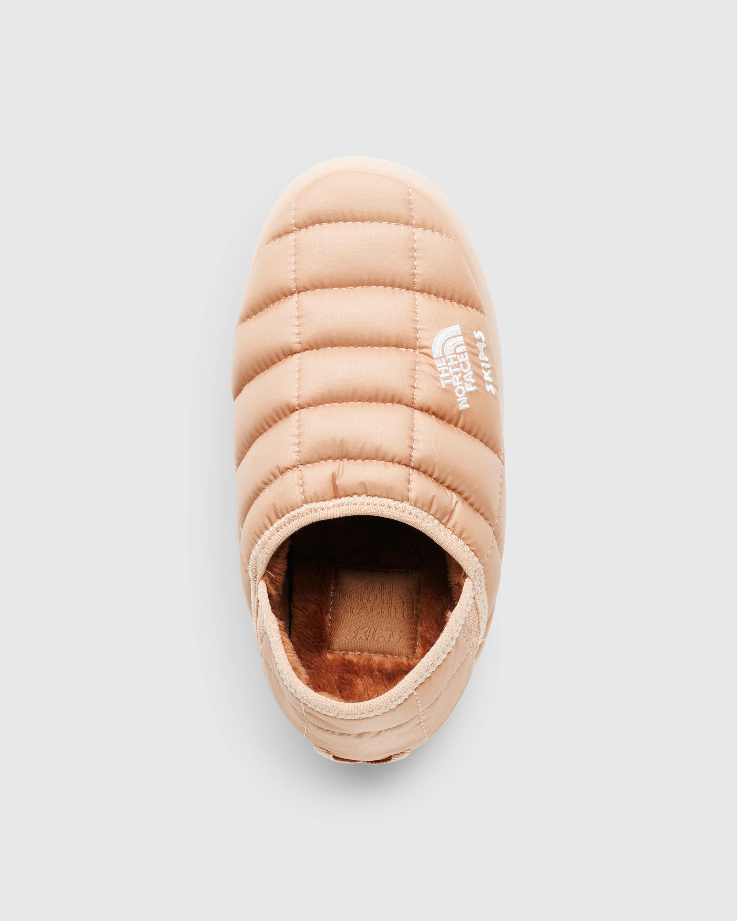 The North Face x SKIMS – ThermoBall Traction Mule V - Mules - Beige - Image 4