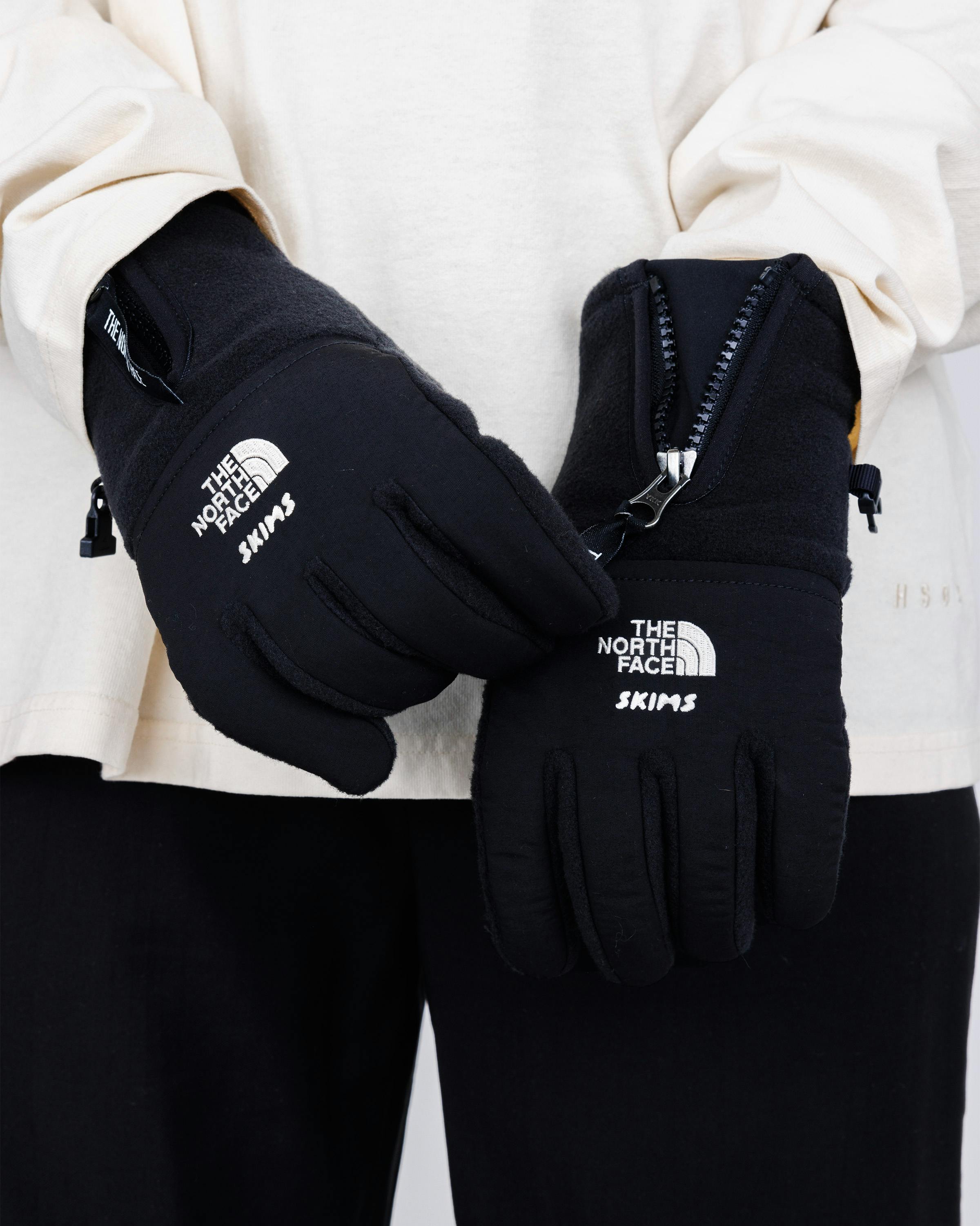 The North Face x SKIMS – Retro Denali Fleece Glove - 5 Finger - Black - Image 2