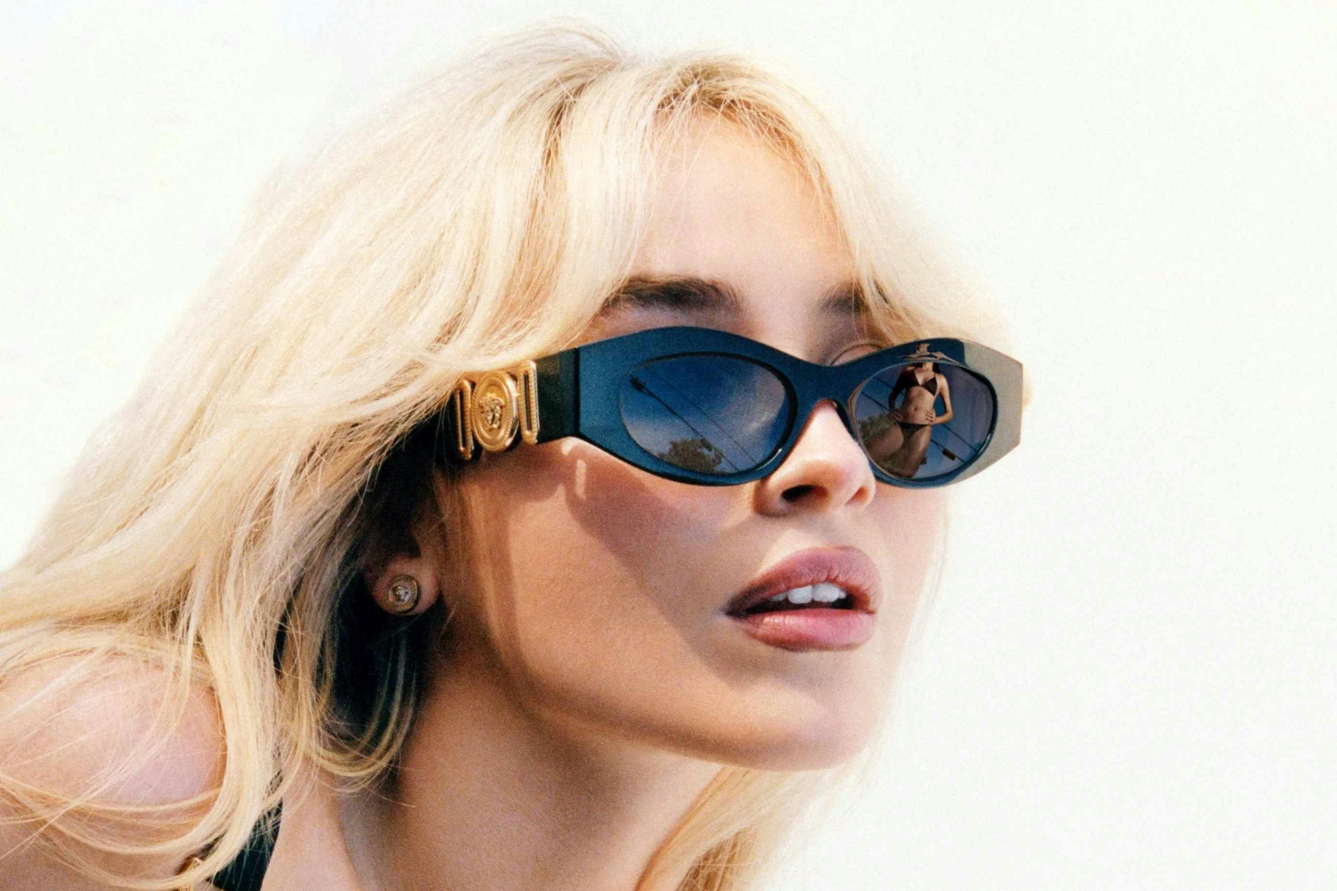 sabrina carpenter wears versace biggie sunglasses