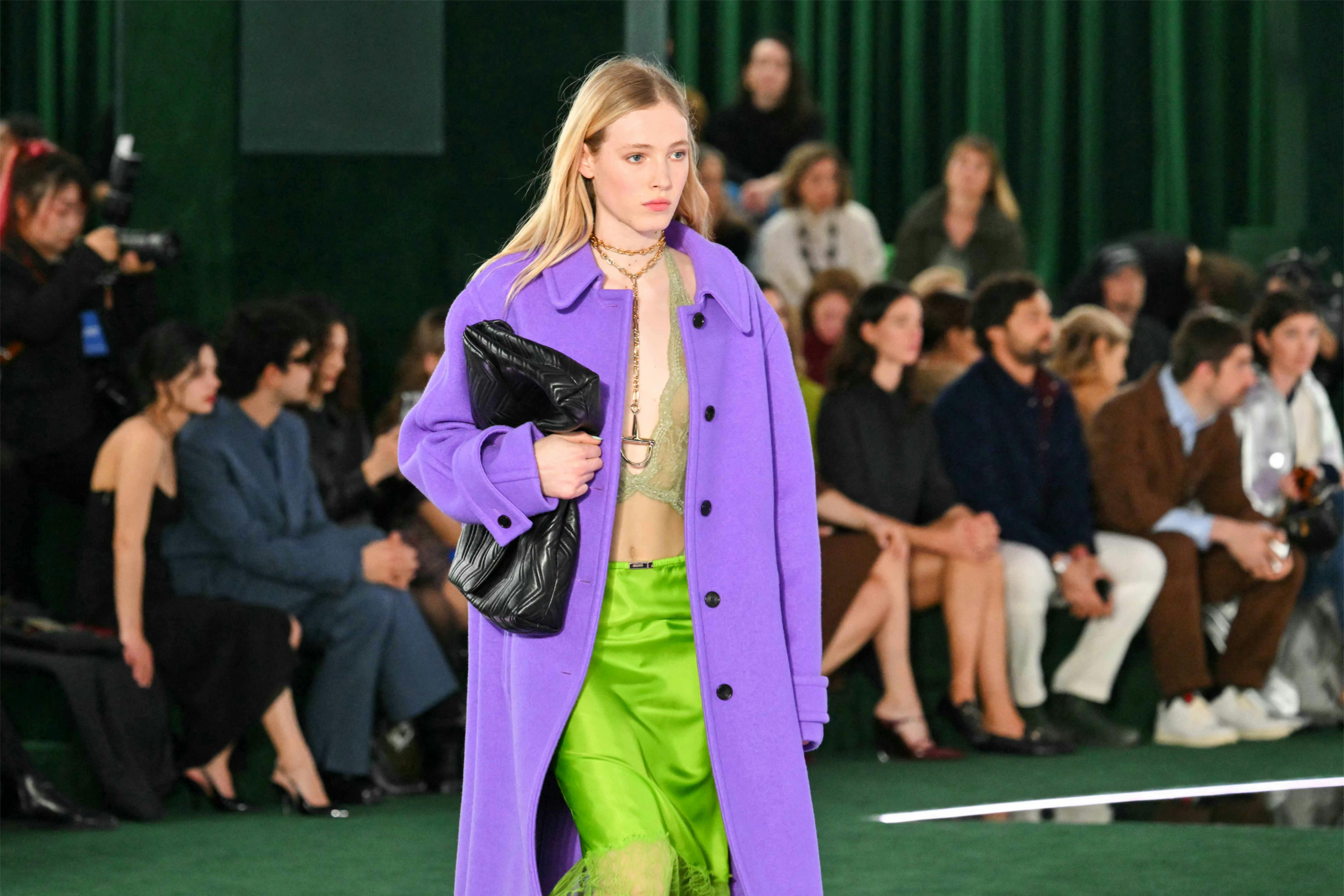 gucci fw25 models hold handbags