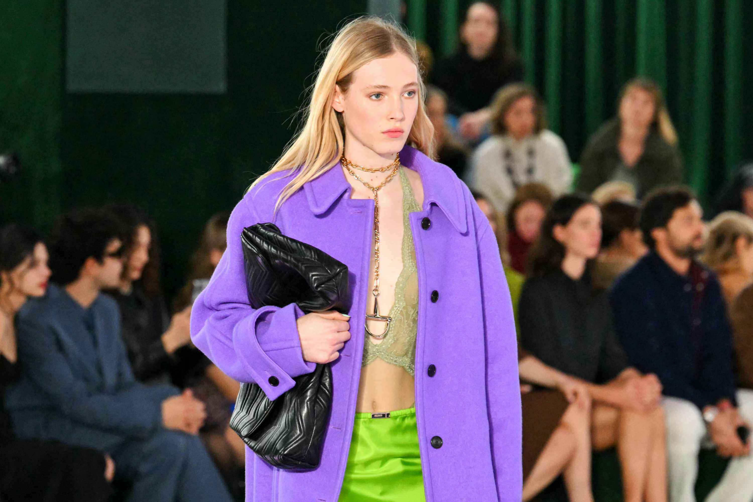 gucci fw25 models hold handbags