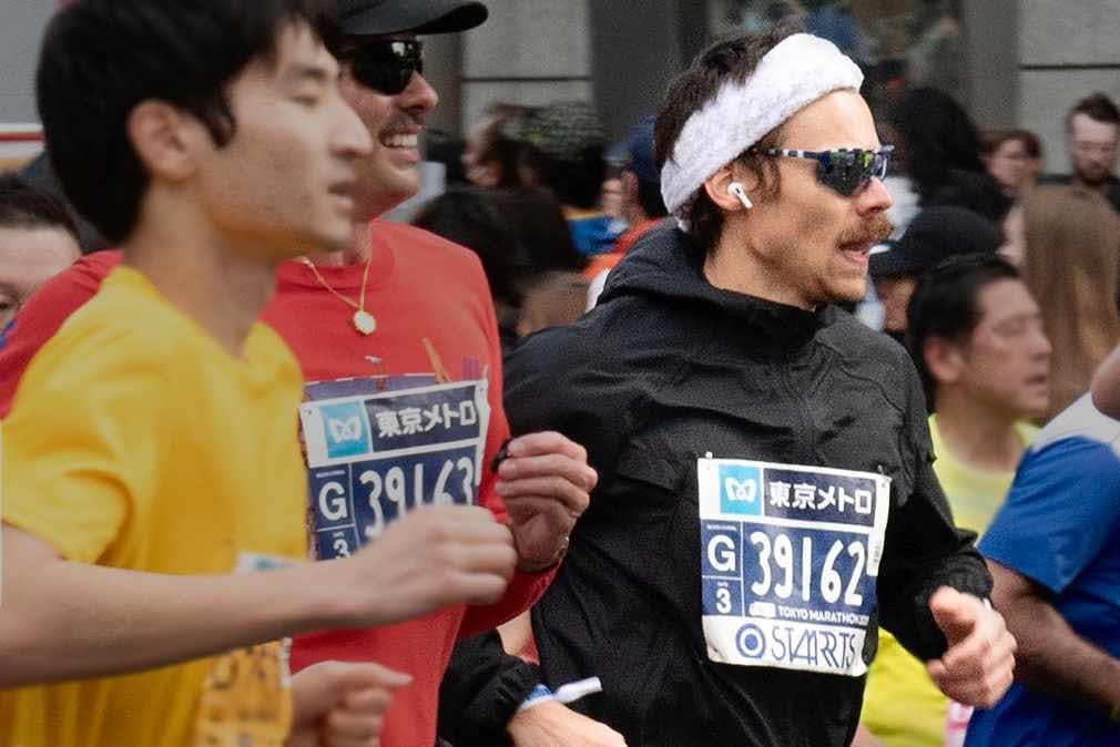 harry styles wears district vision sunglasses at the 2025 tokyo marathon