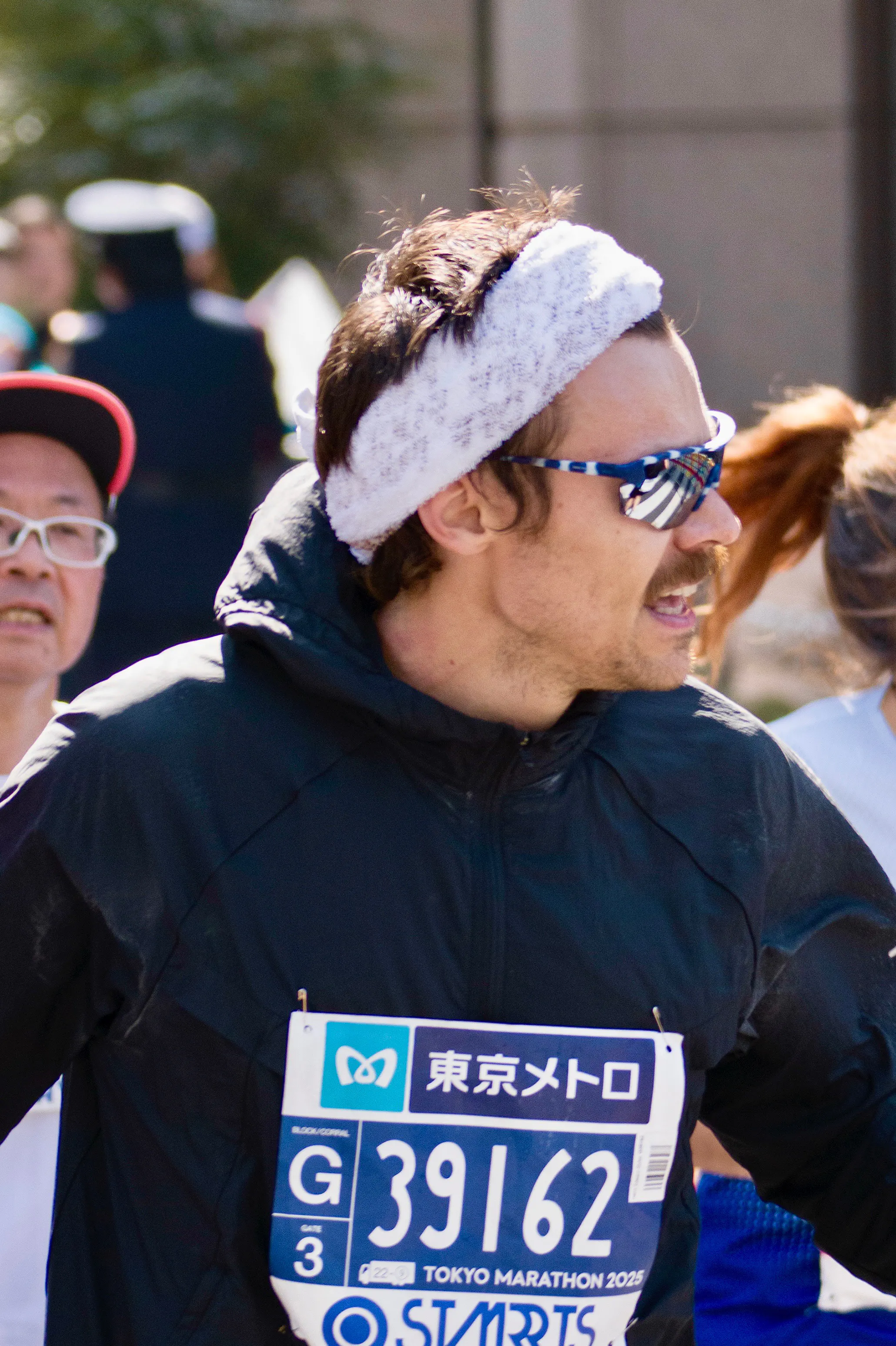 harry styles wears district vision sunglasses at the 2025 tokyo marathon