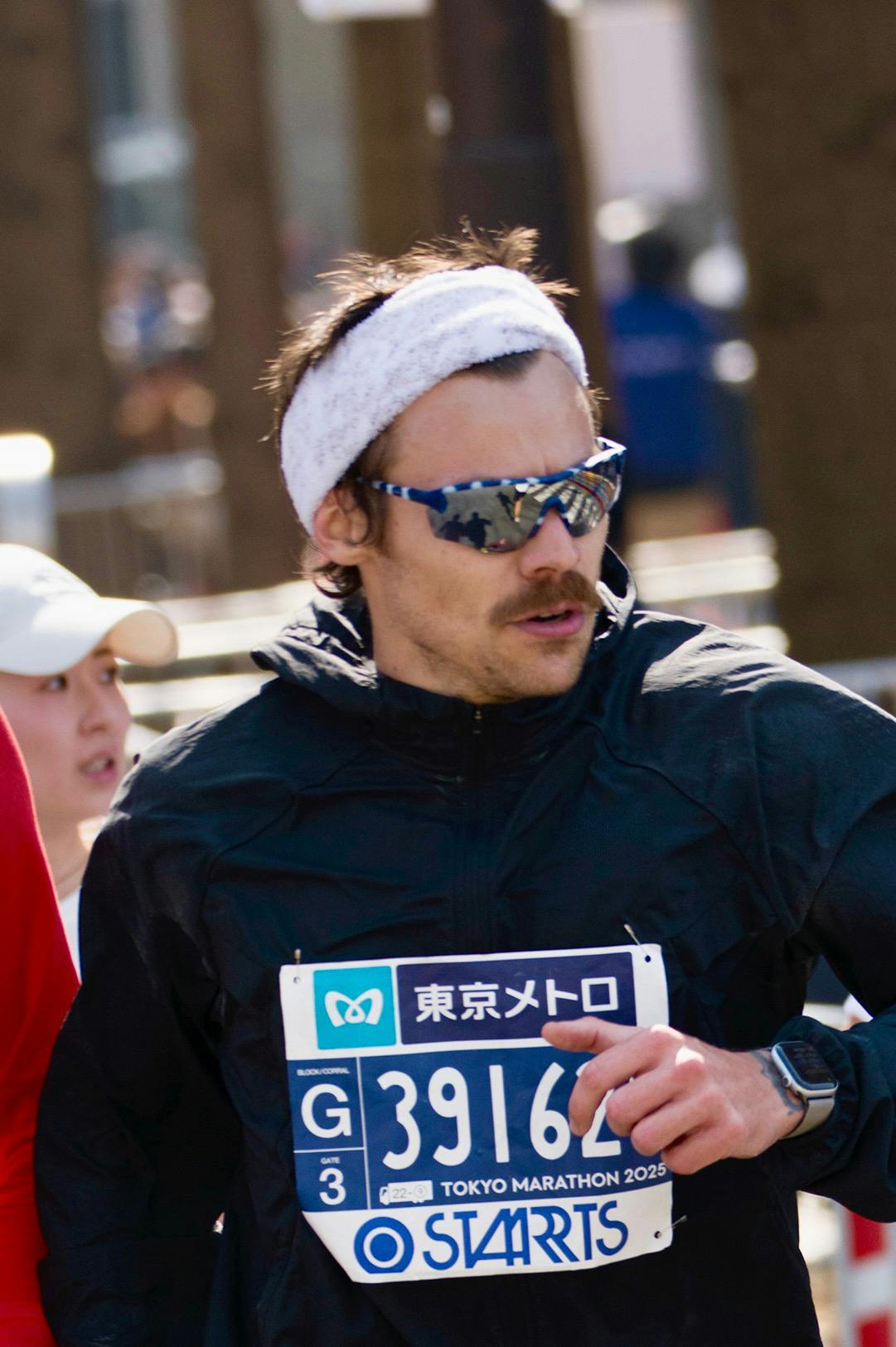 harry styles wears district vision sunglasses at the 2025 tokyo marathon