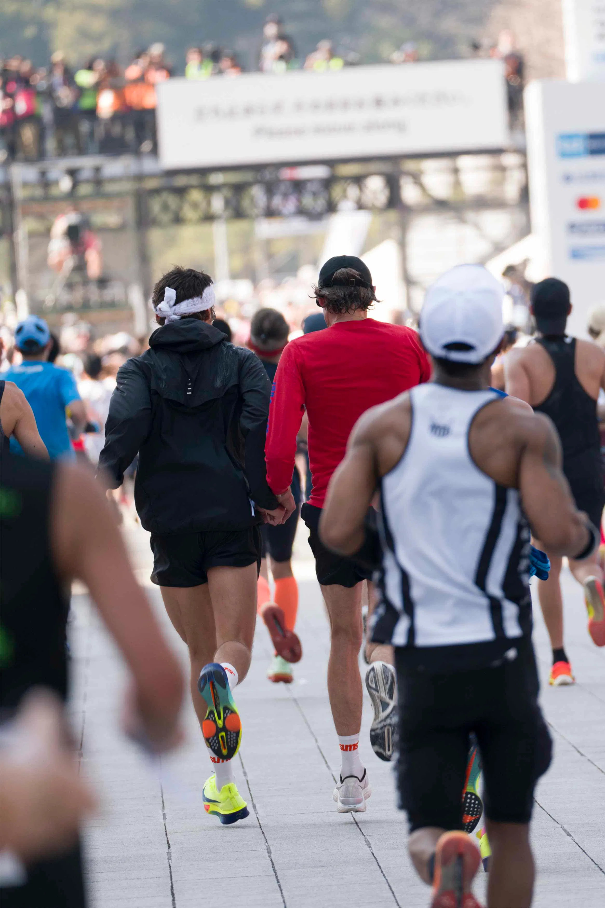 harry styles wears district vision sunglasses at the 2025 tokyo marathon