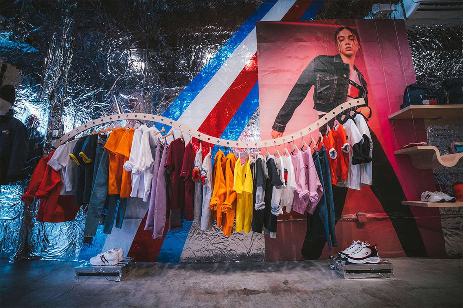 Vertrek Toepassing laten we het doen Tommy Jeans Pop-Up in Brooklyn Partners With Local Creatives on Custom Merch