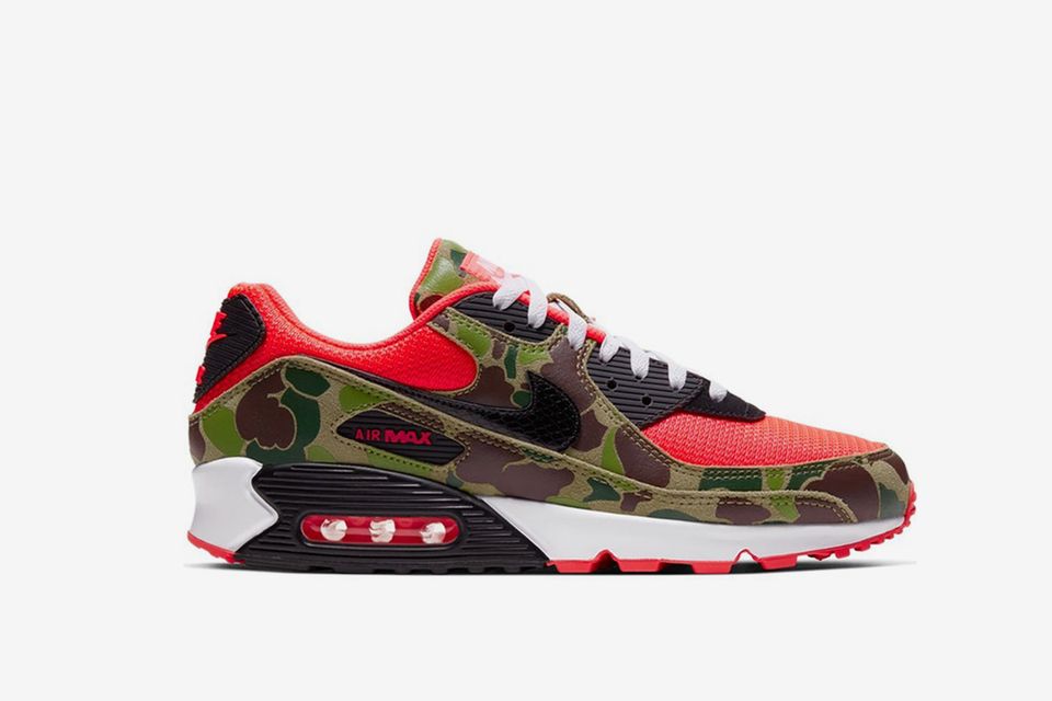 Secure the Nike Air Max 90 Reverse 